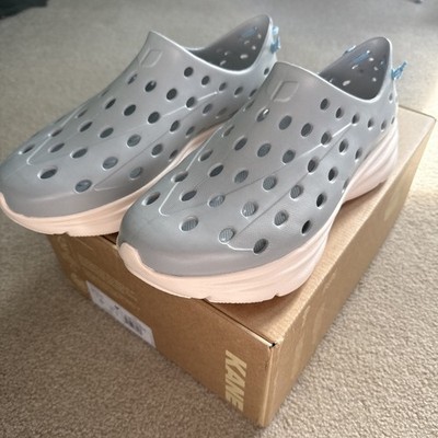 DS - Kane Footwear Revive,  Stone/Cream), Men s 10/ Women s 12