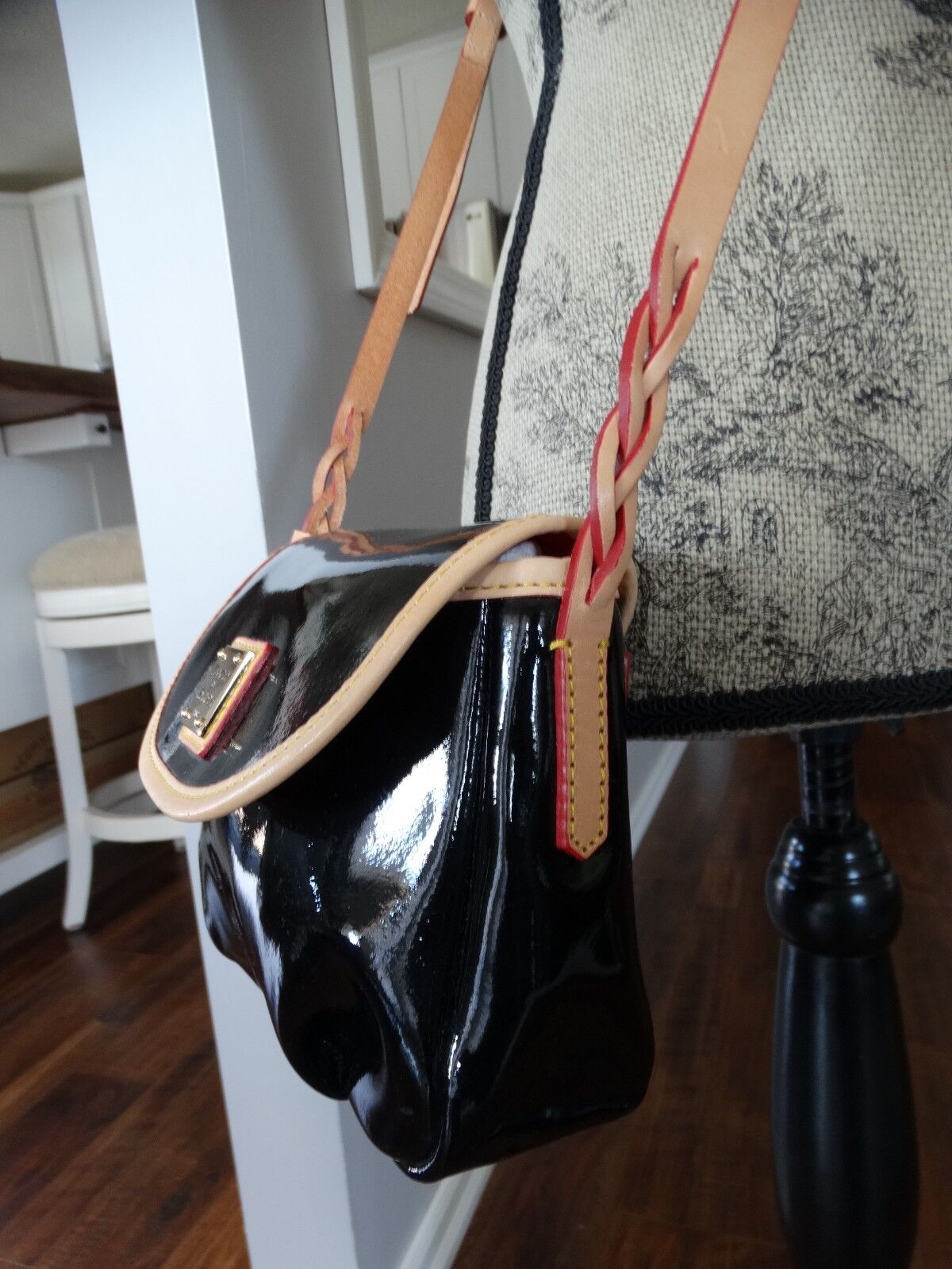 DOONEY & BOURKE PATENT LEATHER/NATURAL SMALL CROSS BODY BAG
