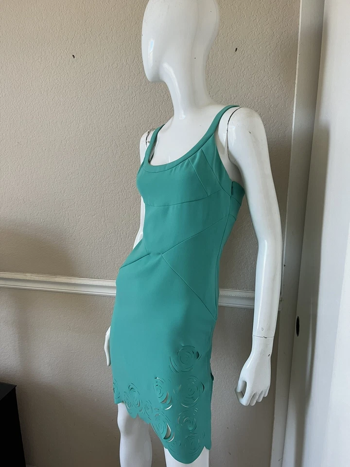 VERSACE ¡NUEVO! Vestido ceñido al cuerpo elástico sin mangas verde azulado brillante con dobladillo corte láser Foto 3 de 4