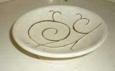 coupe sur pied Versailles  en Emaux de Longwy  Arabesques or   couleur Ivoire