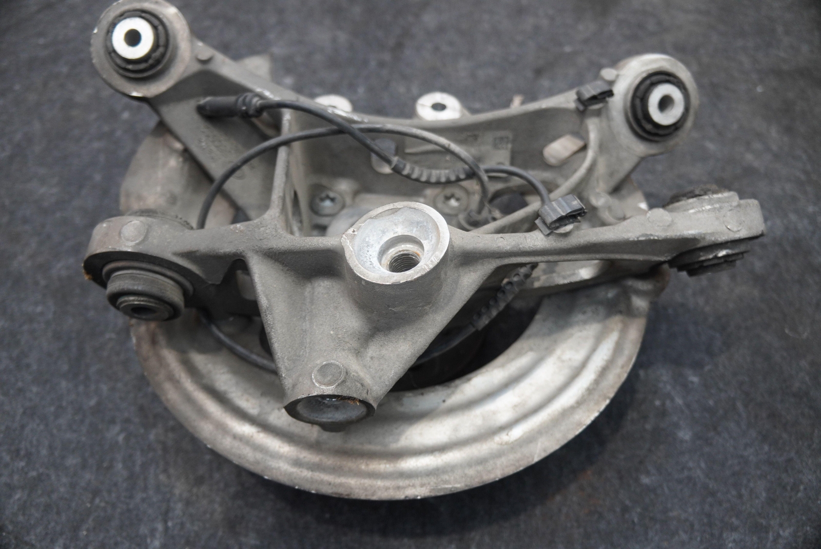 Rear Suspension Right Spindle Knuckle Hub Wheel Bearing 33336858232 BMW i8 14-20