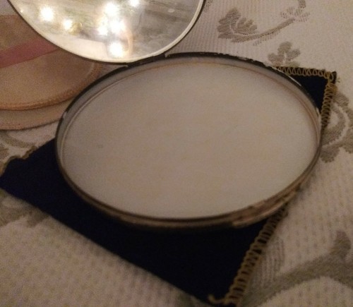 Vintage 4" Round Make-Up Powder Compact Karnee Products Chicago U.S.A. - Picture 7 of 12