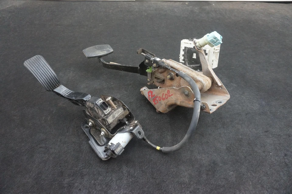 Suporte de pedal de freio acelerador a gás HC3Z9F836D Ford F350 Super Duty Lariat 17-22 - Imagem 3 de 4