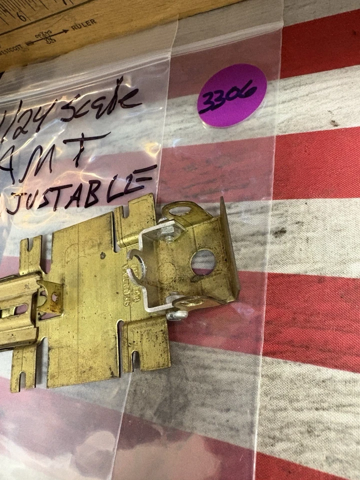 Chasis de coche ranura latón vintage 1/24 AMT 100-458: montaje de motor Foto 4 de 4