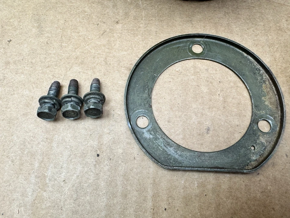 2006-2012 Mitsubishi Eclipse porta de tanque de combustível de metal e tampa de combustível OEM cor prata - Imagem 4 de 4