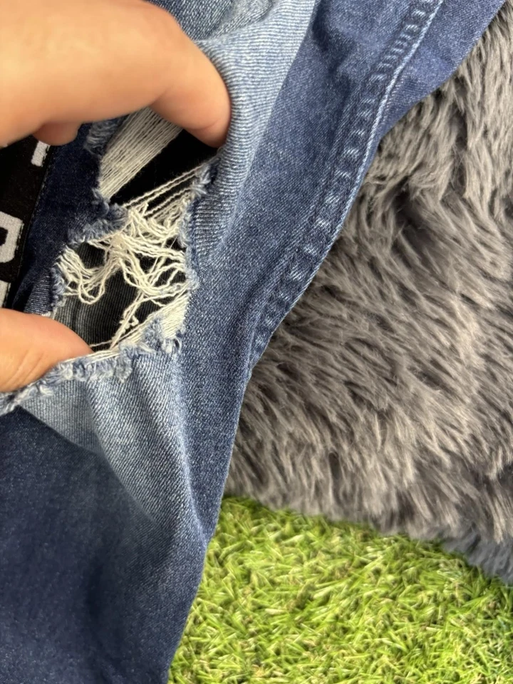 Jeans ajustados Bebe tiro alto logotipo hechizado Y2K rodillas destruidas Foto 3 de 4