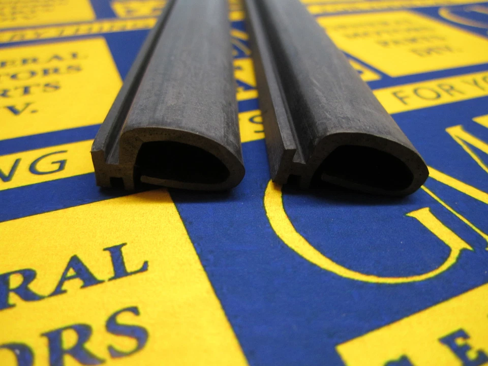 Par de sellos verticales ventana cuarto trasero Buick 1963-1970. Riviera LeSabre Wildcat Foto 2 de 2