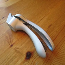 Pampered Chef Aluminum Garlic Press # 2576 Cl...