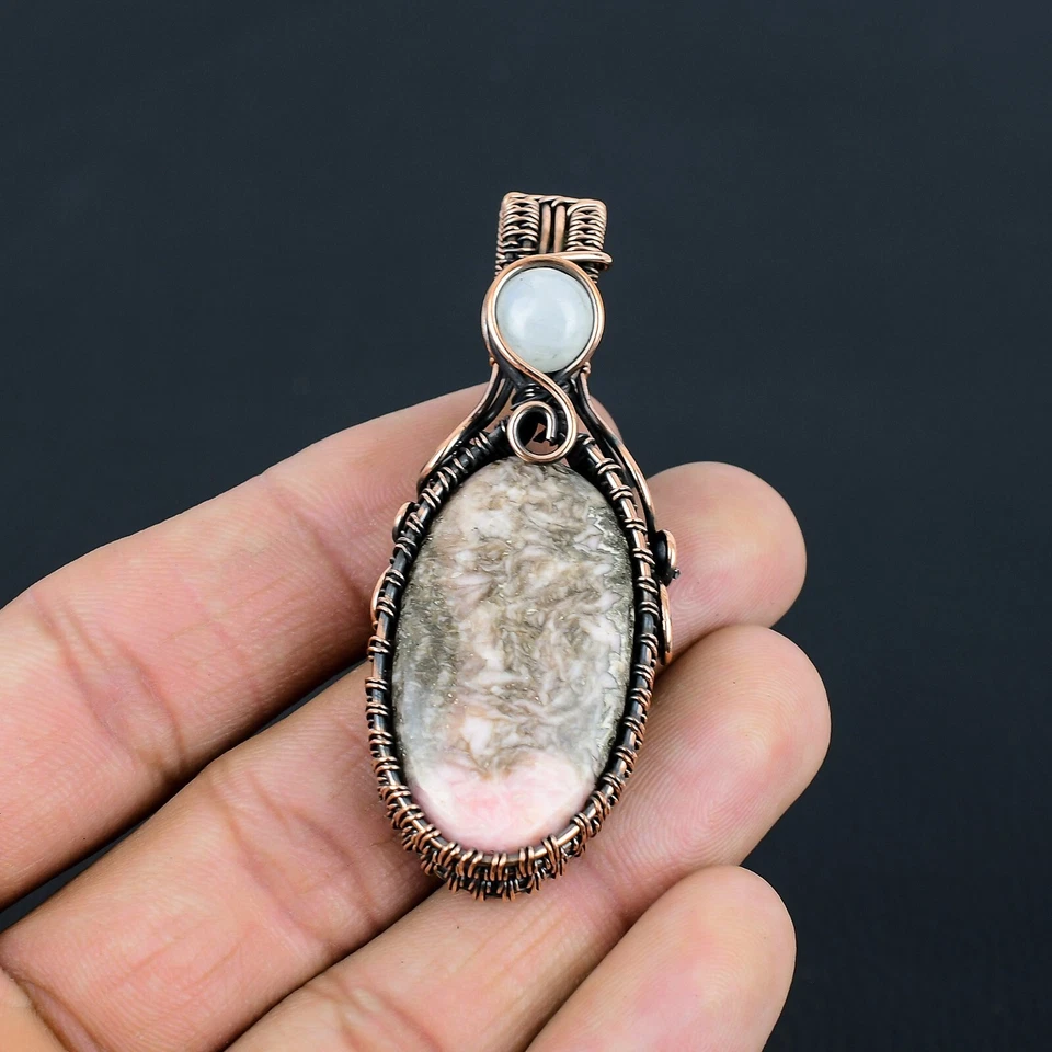 Colgante de piedras preciosas de rodocrosita envuelto en alambre hecho a mano de piedra lunar Foto 2 de 4