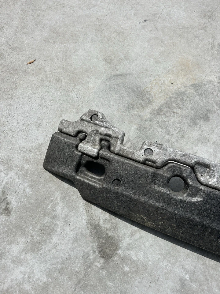 Amortiguador de energía de espuma para parachoques trasero Hyundai Genesis 2009-2011 sedán OEM** Foto 2 de 4