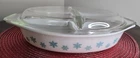 VINTAGE PYREX BLUE SNOWFLAKE  1-1/2 QUART DIVIDED DISH W/LID