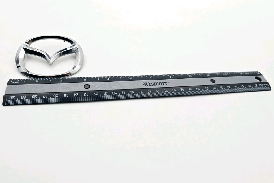 1998-2002 MAZDA 626 tampa traseira emblema central logotipo emblema placa símbolo OEM - Imagem 2 de 3