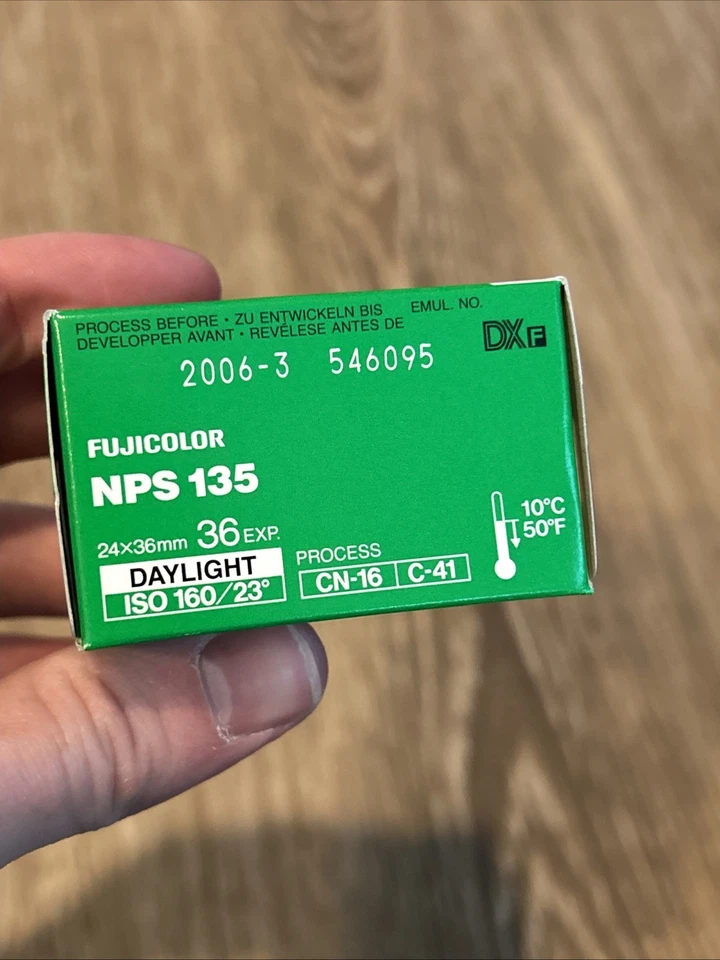 Cámara fotográfica Fuji para retrato negro color película Fuji Fujifilm 160 NPS 35 mm caducada 2006 Foto 2 de 2