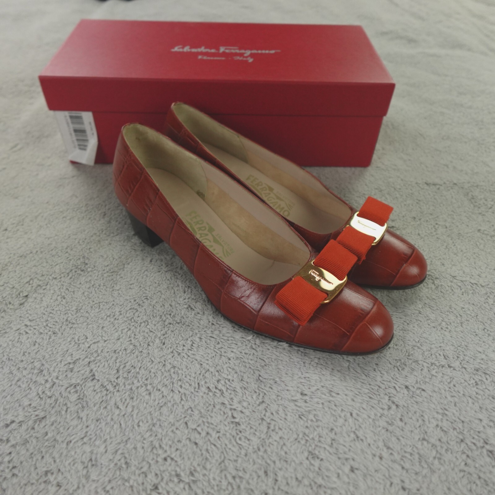 Salvatore Ferragamo Vara Bow Heels Size 7 AA Brown Crocodile Leather