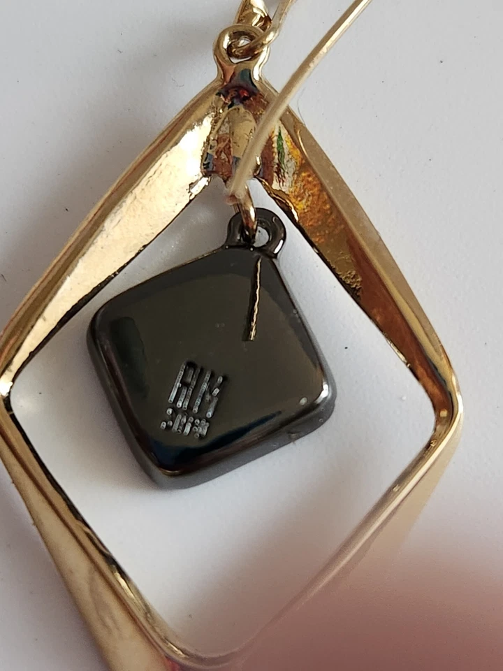 Pendientes colgantes Robert Lee Morris Soho 2" tono dorado con pedrería de marcasita Foto 4 de 4