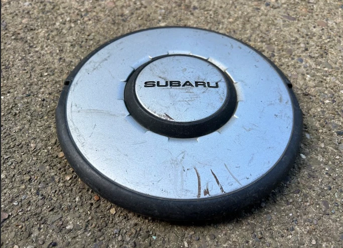 Tapa central de rueda Subaru XT 1986-1989, una tapa central, plástico gris Foto 2 de 4