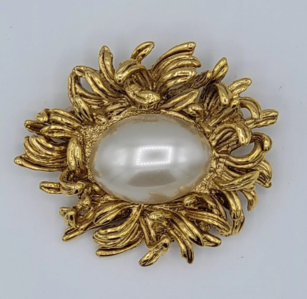 VINTAGE OSCAR DE LA RENTA Gold Tone Signed Faux Pearl Flower Brooch