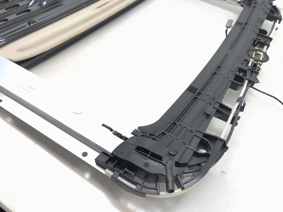 GMC Yukon XL 2015-2019 techo corredizo marco pista fabricante de equipos originales. Foto 3 de 4