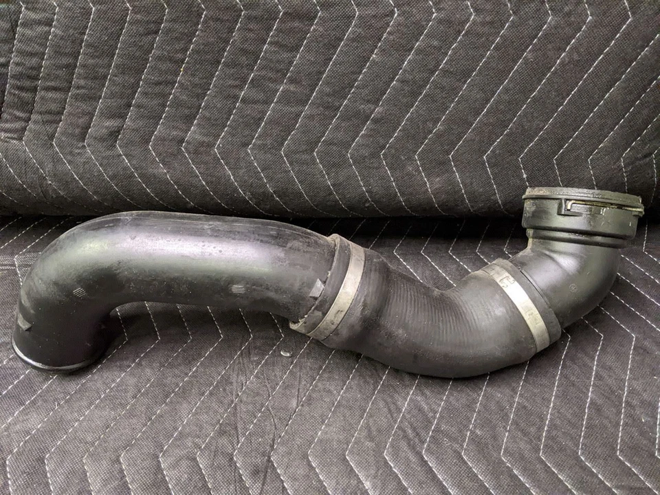 BMW E60/E61 5-Series N54 Engine Charge Air Induction Pipe 13717600010 - Изображение 2 из 4