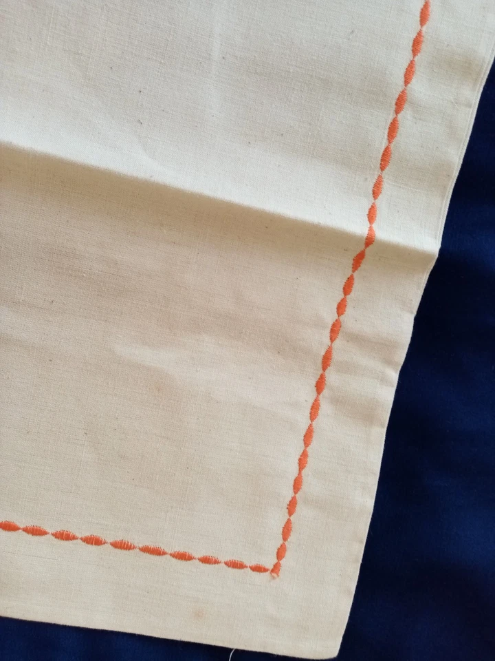 Une paire  de taies d'oreiller anciennes neuves 1950  coton brut broderie orange - Photo 3/4