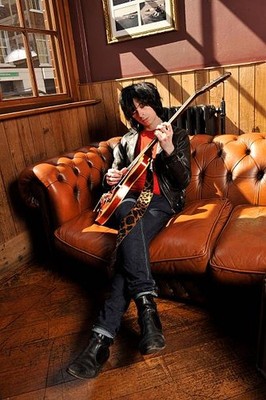 Portrait of musician Barrie Cadogan with his Gibson cherry red 196- Old Photo 8