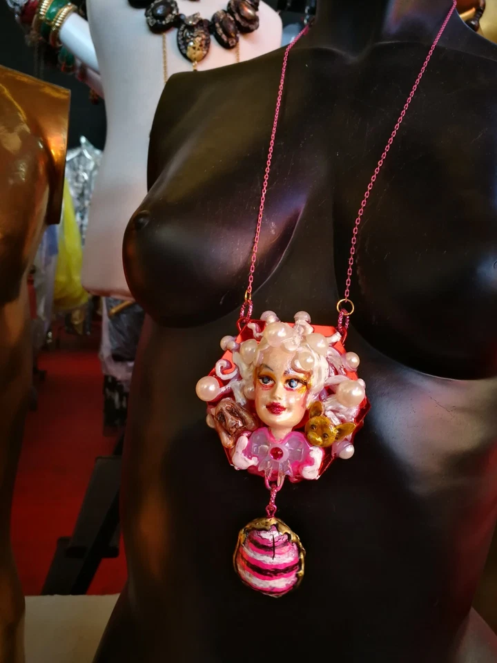 Lindo colgante con cabeza de muñeca de perro gato rubia hermosa mujer lindo gato Art Deco Foto 4 de 4