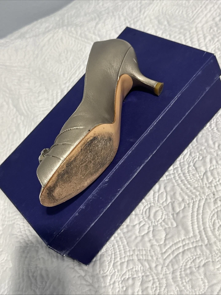 Tacones Stuart Weitzman charol punta abierta dorados 7,5 medianos Foto 3 de 4
