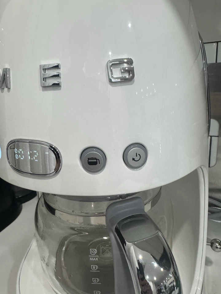 Máquina de café por goteo estética estilo retro años 50 Smeg — crema Foto 4 de 4