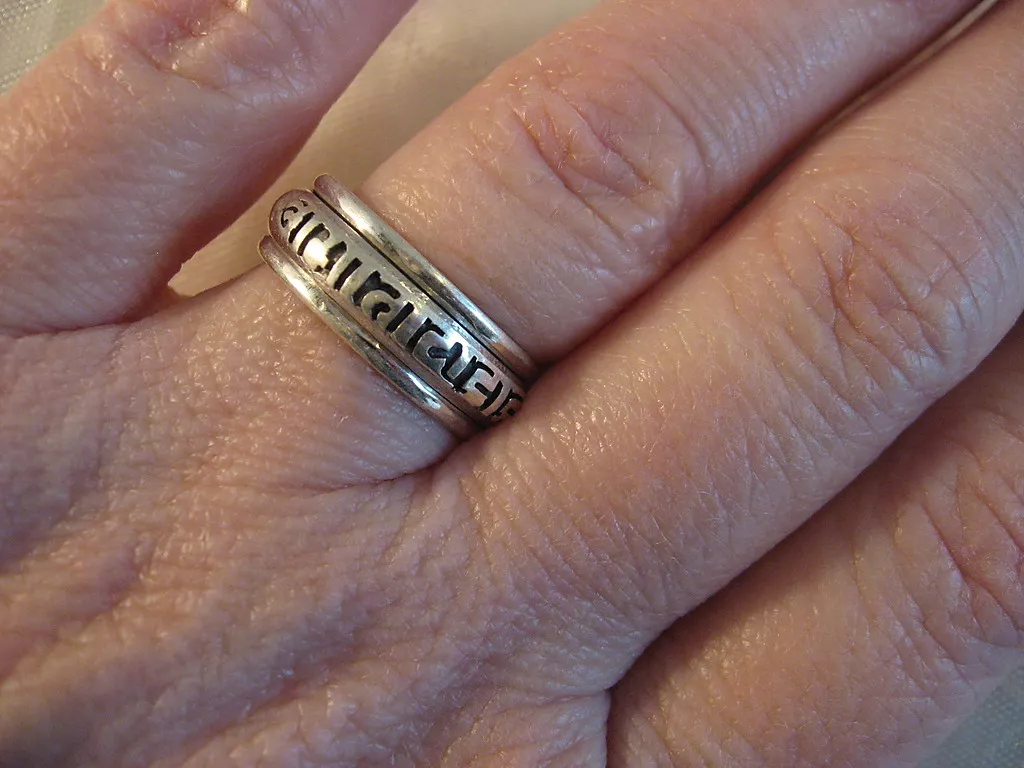 Tibetan Buddhism .925 Sterling Silver Om Mani Padme Hum Spin Ring