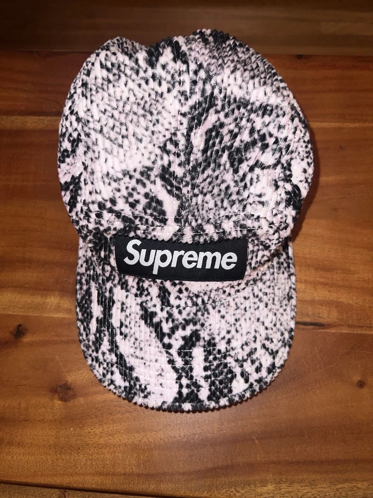 Casquette de camp velours côtelé peau de serpent suprême rose noir FW20 occasion très bon état rare 