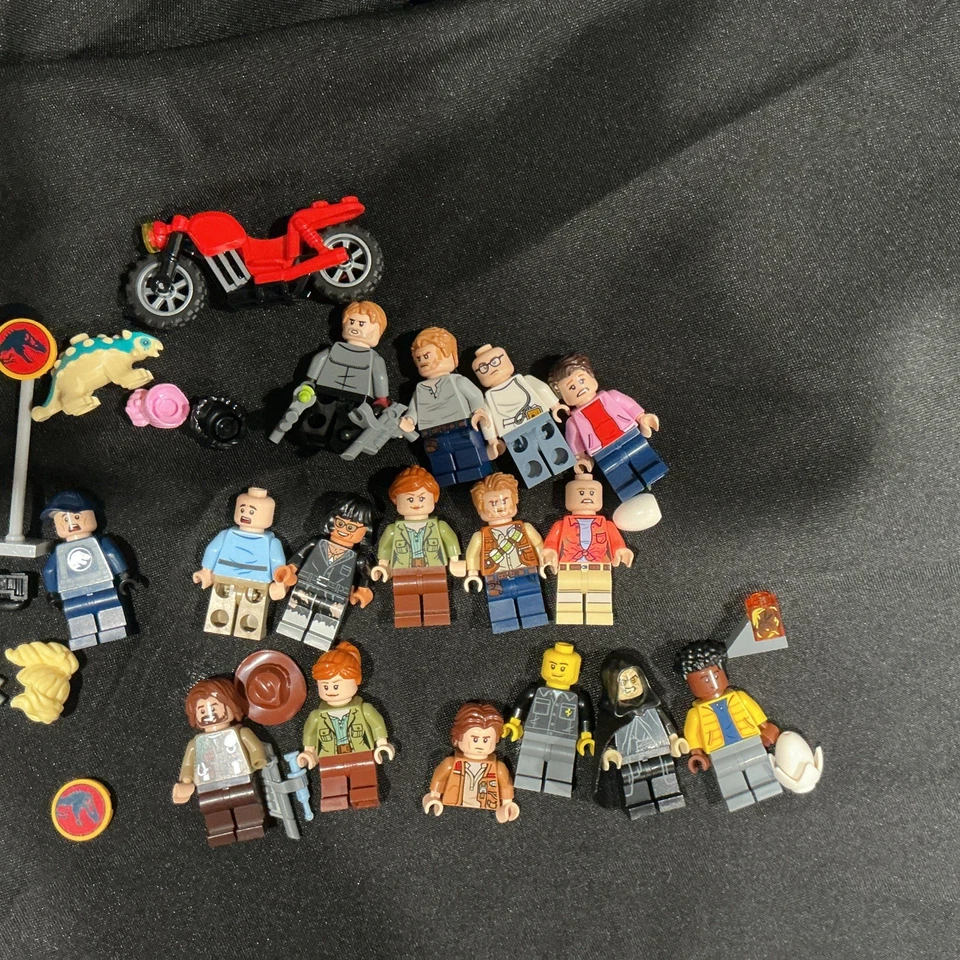 Lote de minifiguras LEGO de Parque Jurásico y Marvel más accesorios varios ver fotos Foto 2 de 4