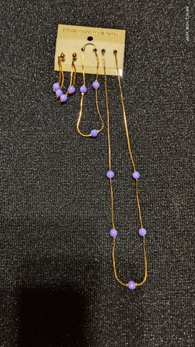 NEU VTG 3-teiliges lila/gold Schmuckset Armband/Halskette/Ohrringe KOSTENLOSER VERSAND - Bild 1 von 7