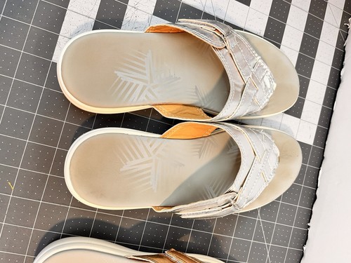 Cheap 2 Pair Sandals Silver Gold Used. Need Cleaned Size 7 Unbranded - 第 3/6 張圖片