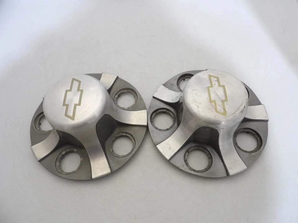 Pair of 1994 1995 1997 1998 1999 - 2005  Chevy Blazer, S-10 truck center caps - Image 4 of 4