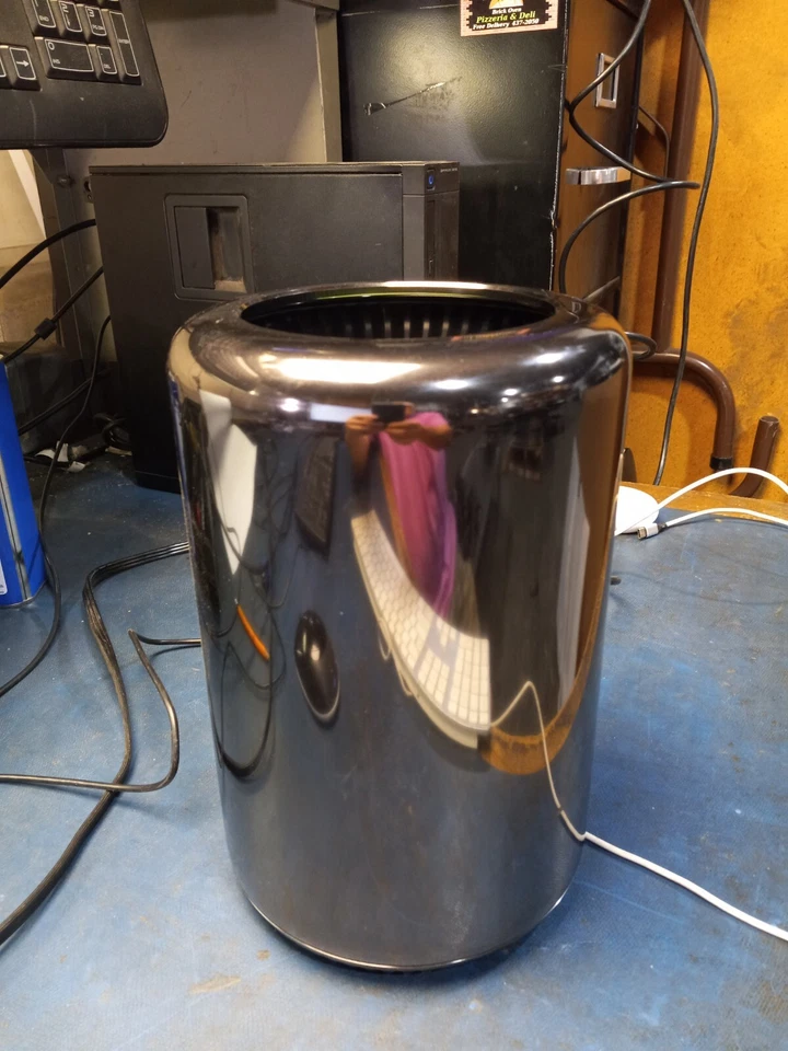 Apple Mac Pro A1481 Xeon E5 6-Core 3.5GHz 16GB 512GB SSD Dual AMD D500 3GB - Image 3 of 4