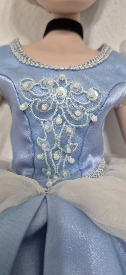 Muñeca grande de porcelana Disney Cenicienta recuerdo la llave de latón Inc 16" de alto azul Foto 4 de 4