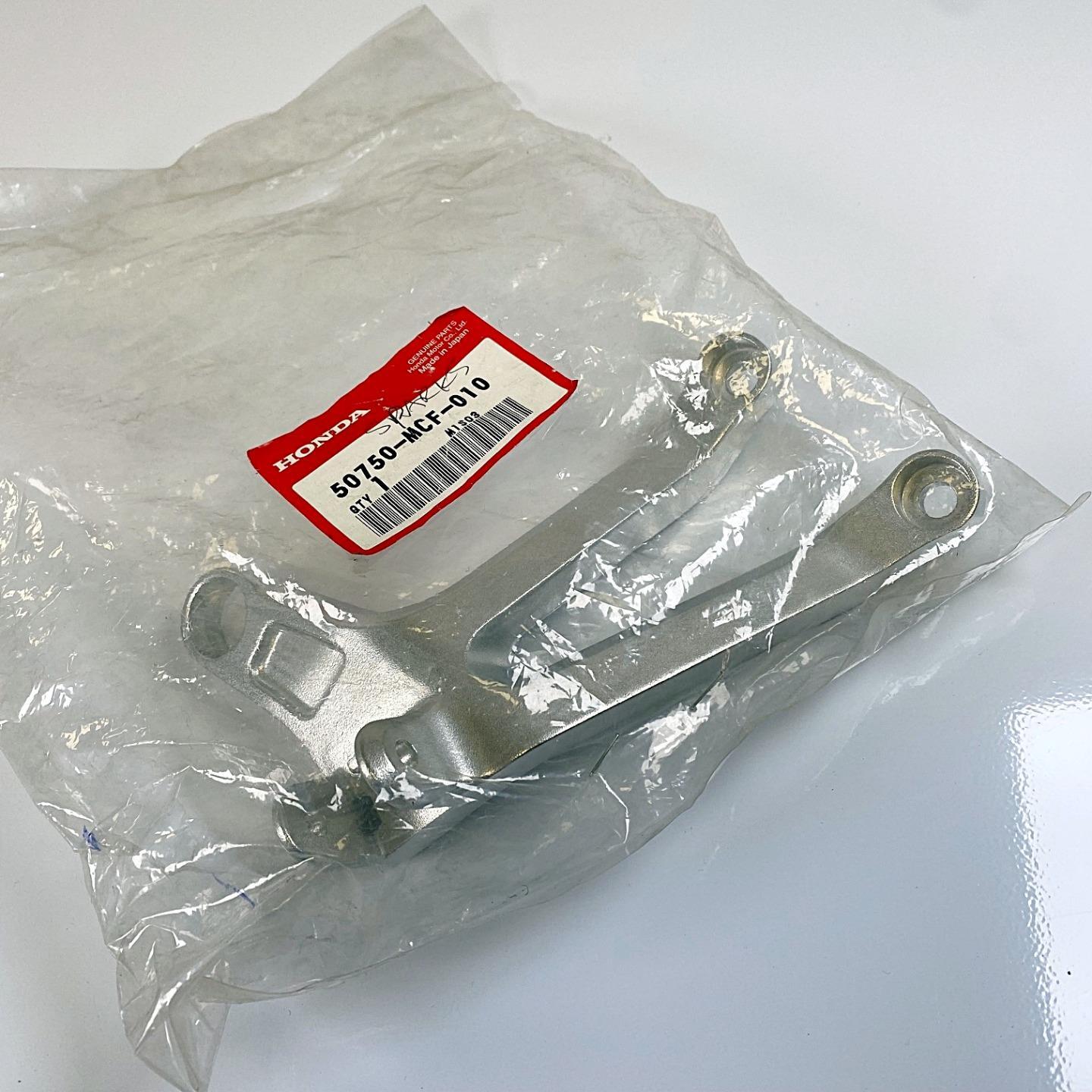 Honda Pillion Footpeg / Exhaust Bracket RH for VTR1000SP 0006 OEM