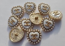14 Chanel Kn&ouml;pfe 23 mm wei&szlig;e Perlen Herz goldfarben Metall