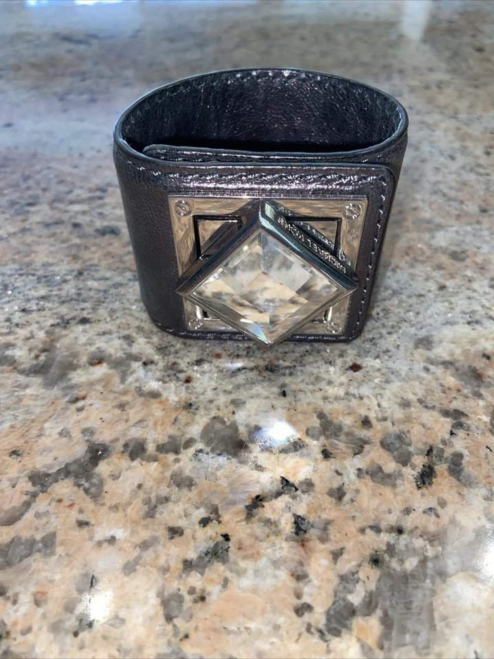 Pulsera Michael Kors ancha de cuero TurnLock, piedra grande. Foto 2 de 4