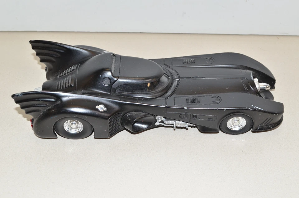 HOT WHEELS 1:24 Scale BATMOBILE Batman Returns Diecast Car DC Comics 2014 - Image 3 of 4