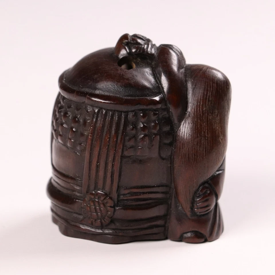 Antigua mujer japonesa tallada en madera firmada Netsuke sosteniendo una campana era Meiji Foto 4 de 4