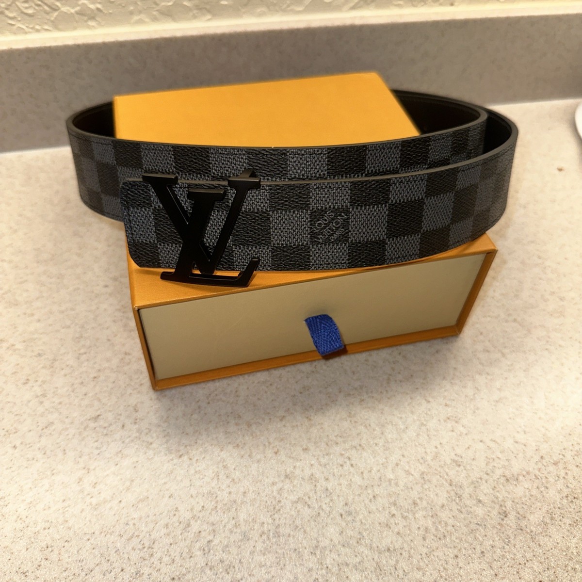 Black Louis Vuitton belt like new LV Initials Taurillon 40MM Reversible Belt Taurillon Leather  main image 3