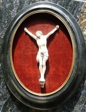 Krucyfiks biedermaier porcelana malowana w ramie aksamit rubinowy czerwony oryginał ü. 150 J.