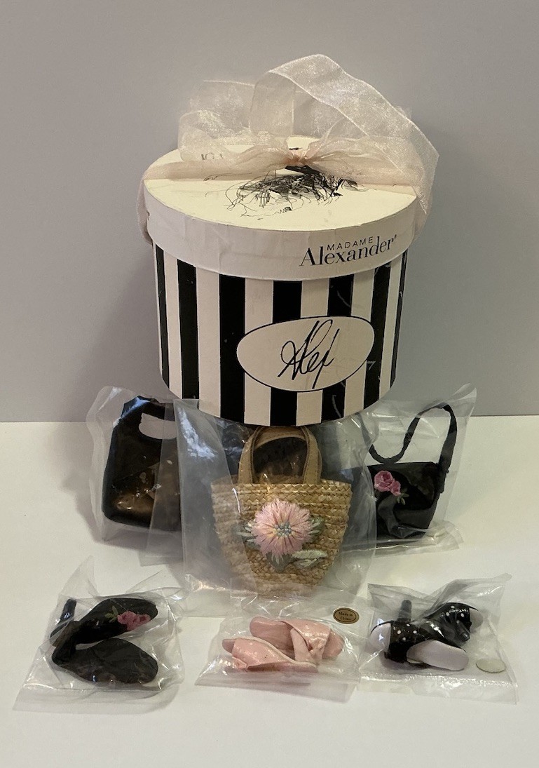 MADAME ALEXANDER ALEX HAT BOX ACCESSORY SET &ldquo;FINISHING TOU