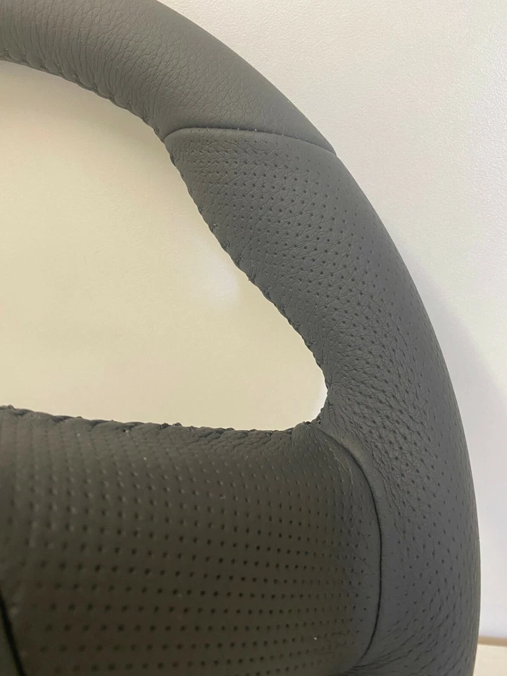 Genuine Holden VF Commodore SSV-GTS Black Leather " Steering Wheel " - image 4 of 4