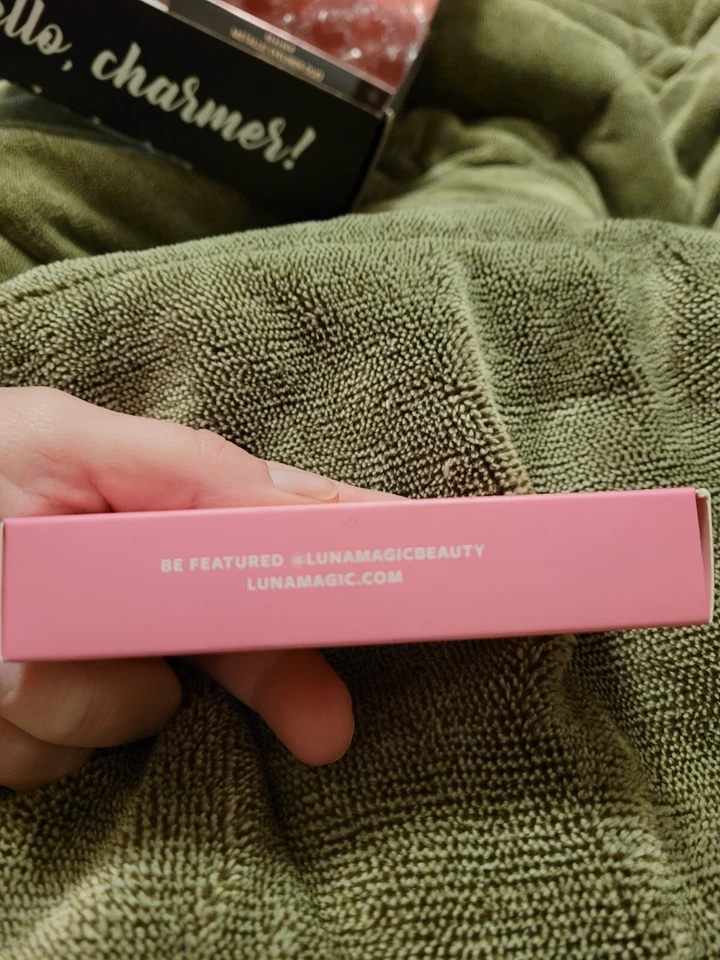 Bálsamo labial hidratante Luna Magic Beauty exuberante y de felpa Foto 2 de 4