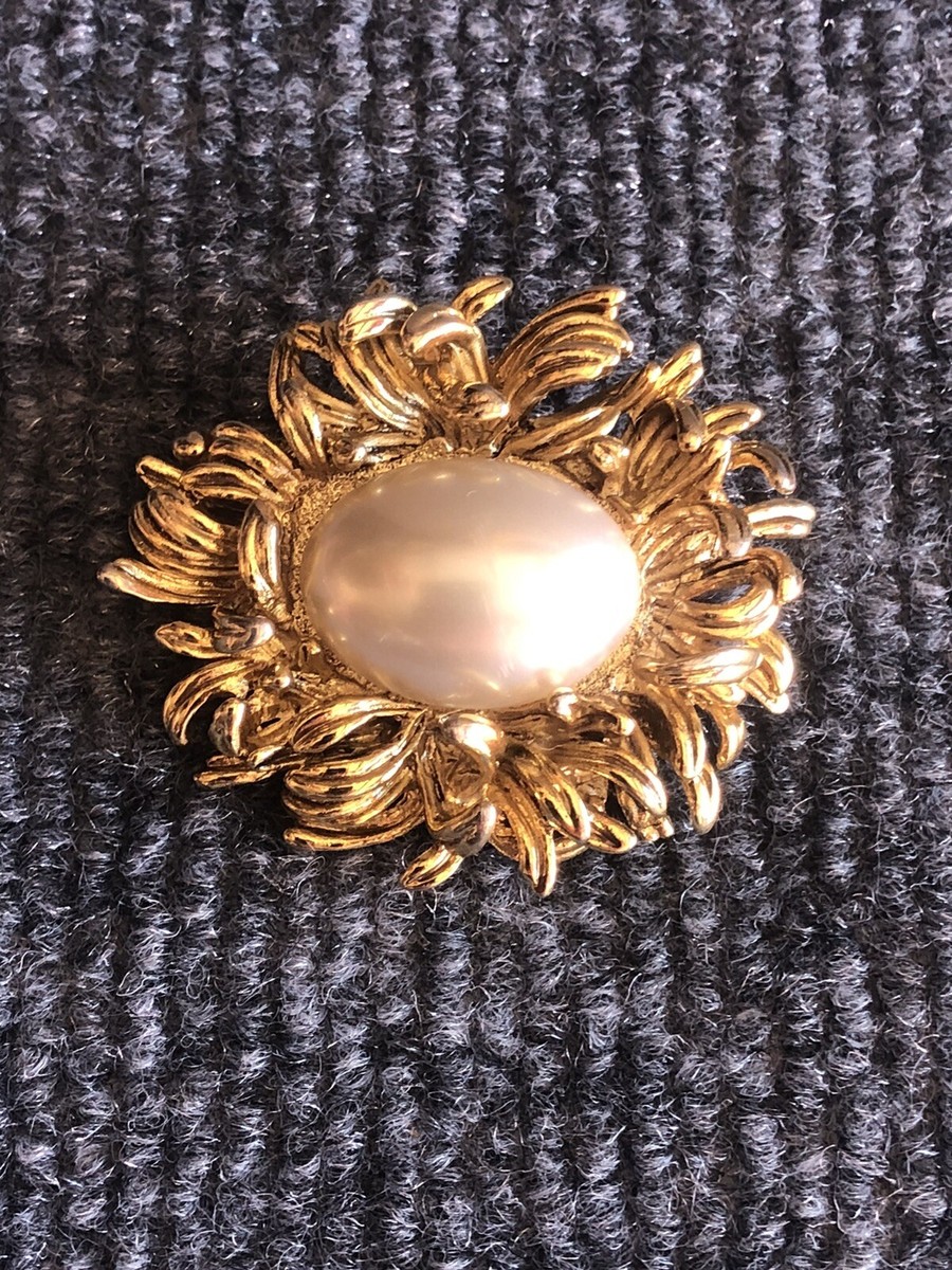 Vintage Signed OSCAR DE LA RENTA Gold Tone Faux Pearl Brooch