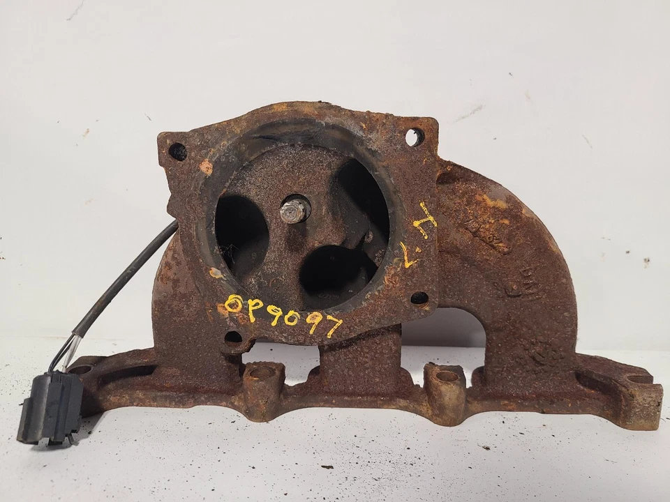 Colector de escape delantero izquierdo usado se adapta a: Chrysler Sebring Sdn 2002 2,7 L L. delantero F Foto 2 de 4