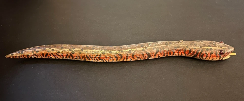 Señuelo de pescado vintage estilo Mikko señuelo serpiente hecho a mano arte popular de madera 14" x 1,5" Foto 4 de 4