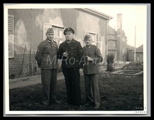 Photo, WW2, sailor and two soldiers on the barracks grounds, 5026-1344 